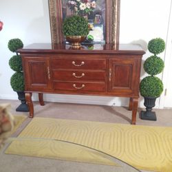 Beautiful quality nearly flawless credenza buffet sideboard cabinet table. Brand "Your House" Timeless Piece.