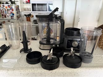 Ninja blender + smoothie cups