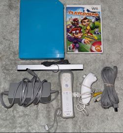 BLUE NINTENDO WII CONSOLE WITH VIDEO GAME & CONTROLLER