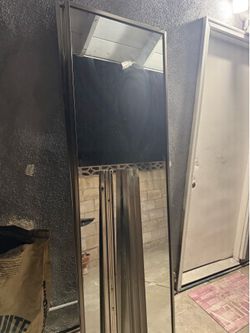 Closet door in very good condition