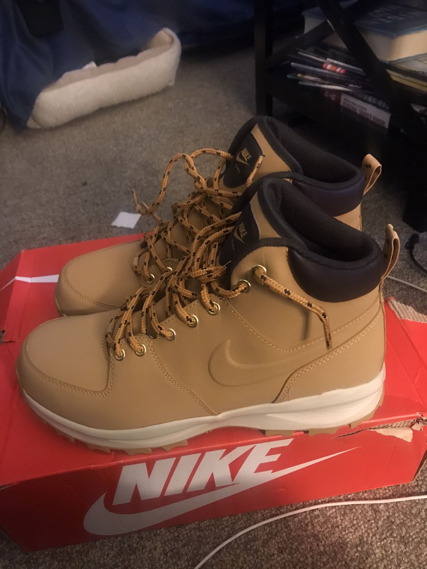 Nike Manoa