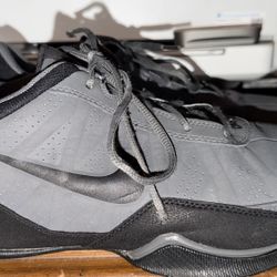 Men’s size 11 Preowned sneakers in good condition located off lake mead & Simmons area asking $15