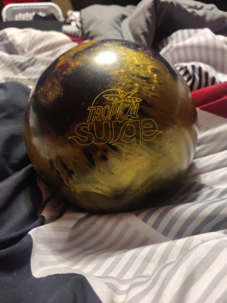 USED Storm  Tropical Surge Bowling Ball 