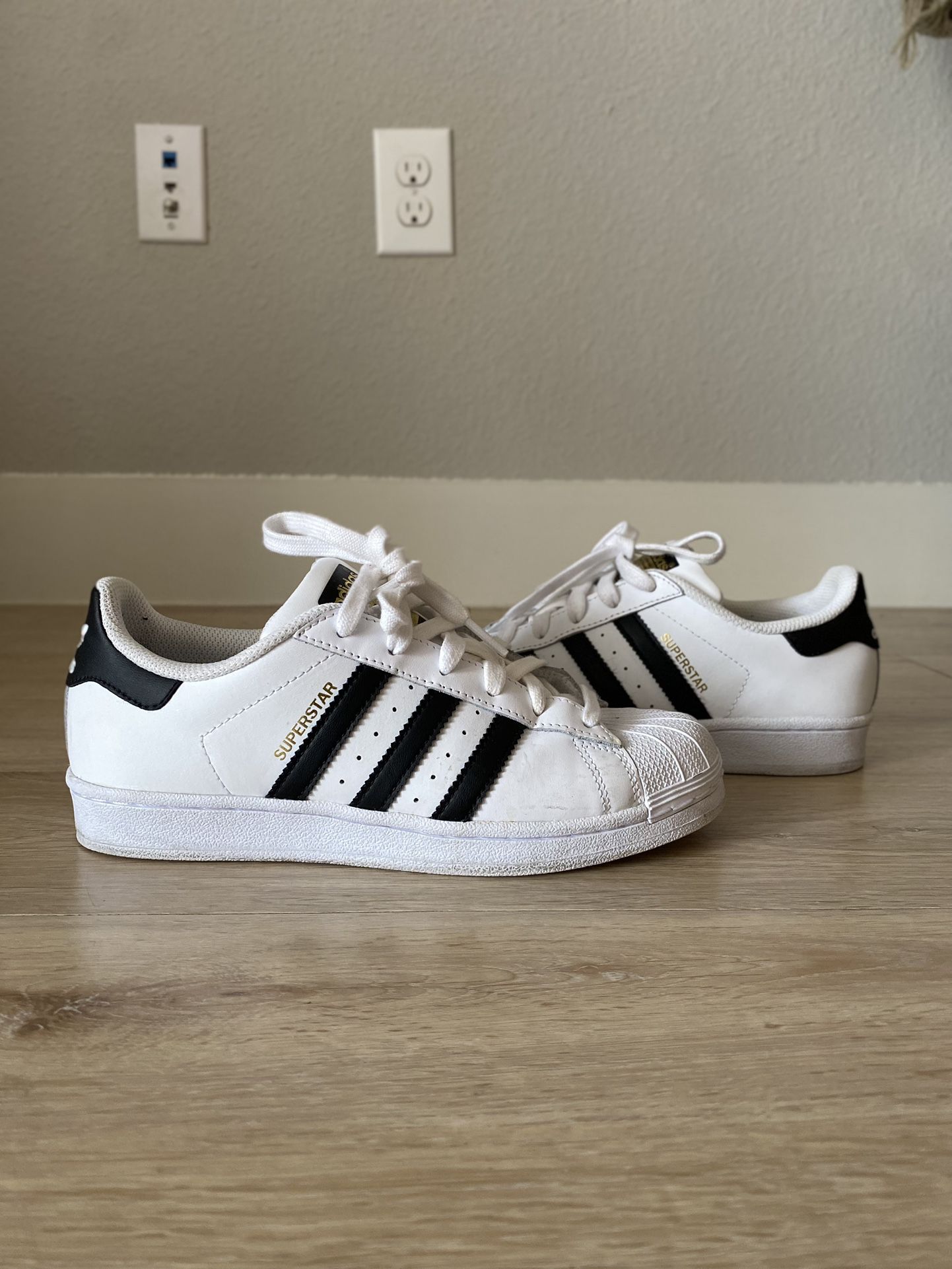 plek Voorouder Compliment Adidas Superstar Kids 4.5 for Sale in San Antonio, TX - OfferUp
