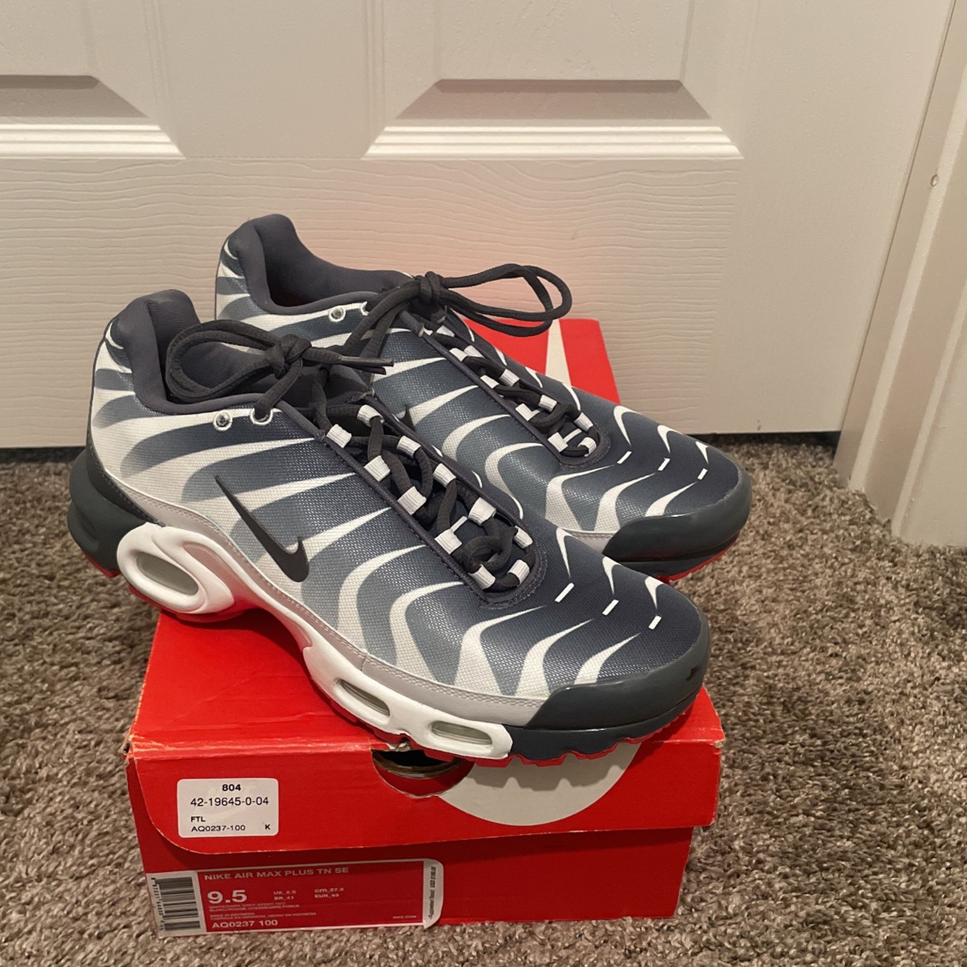 Nike Air Max Plus TN SE Dark Grey-Speed Red