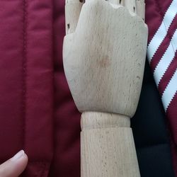 MOVEABLE WOODEN MODEL HAND