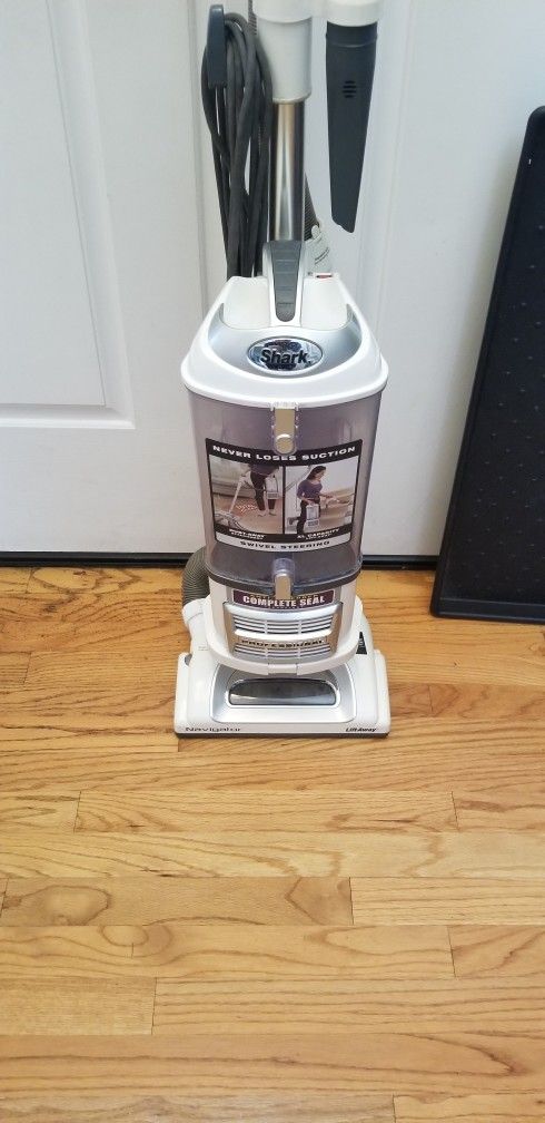 NEW conditions Shark NAVIGATOR VACUUM WITH ATTACHMENTS , AMAZING POWER SUCTION. , WORKS EXCELLENT ,