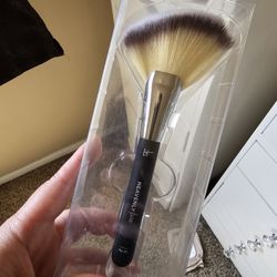 It Cosmetic Brush 