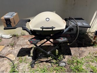 Weber Q 1200 Grill and stand