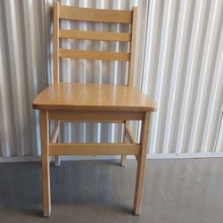 4 solid wood dining table chairs in excellent condition 