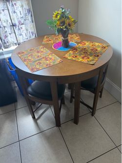 Cute wood small dinning table. Perfect for small places