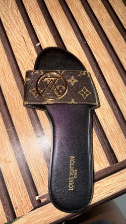 Lv sandal