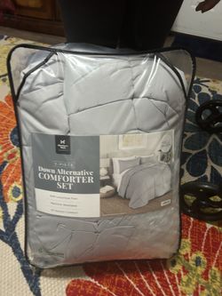New full/queen comforter set
