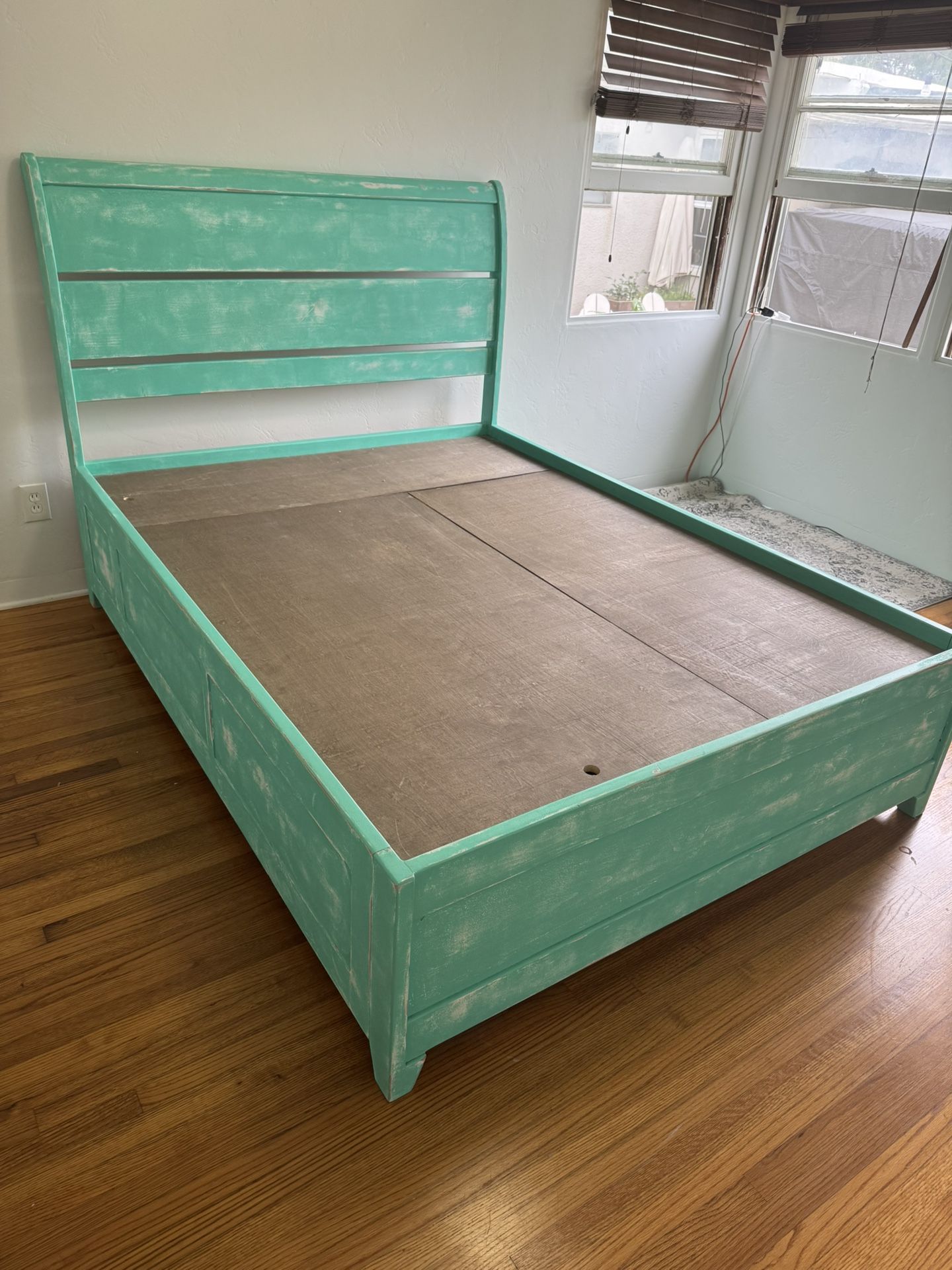 Queen Size Storage Bed Frame And Mirror