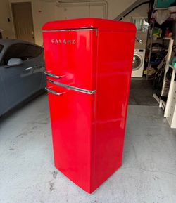 Galanz Retro Top-Freezer Refrigerator Red