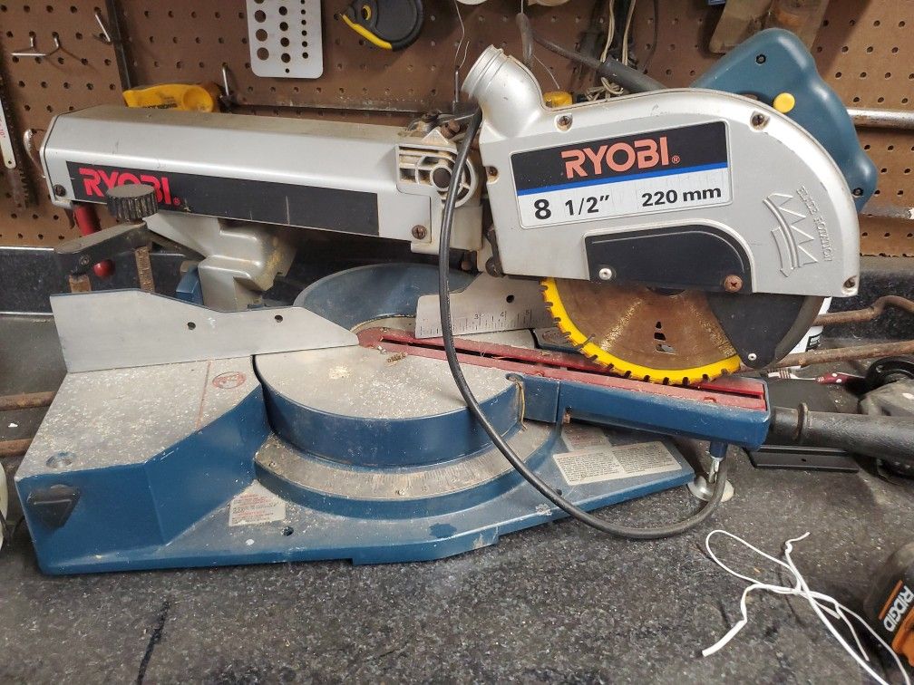 Ryobi 8 1/2" 220 mm Sliding Myrtle Saw