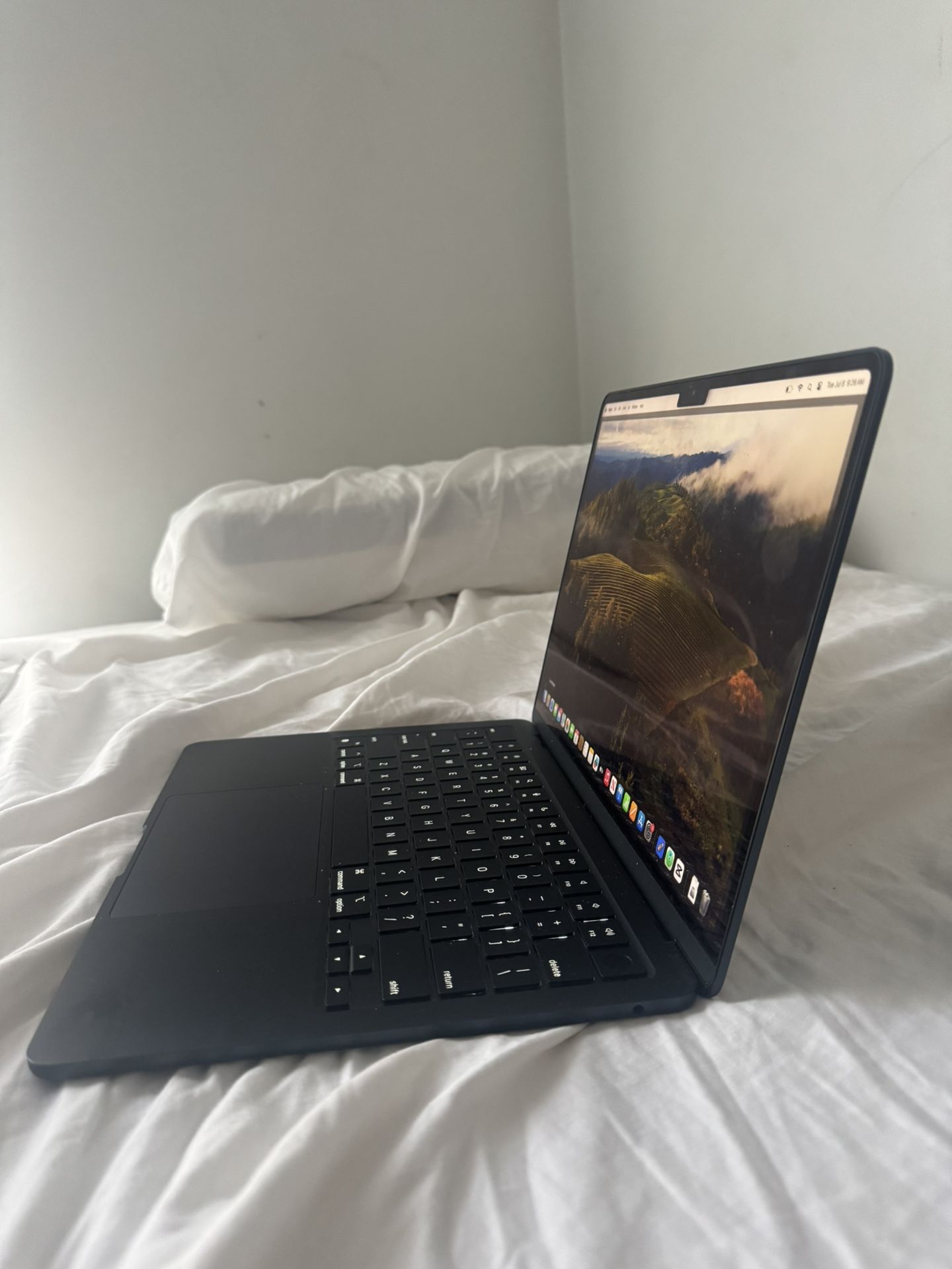 MACBOOK AIR 13’ *COMES WITH BOX AND ACCESSORIES*