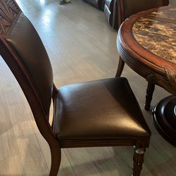 Jgo de comedor d pura madera en buen estado y 3 banquetas que son el jgo con el comedor