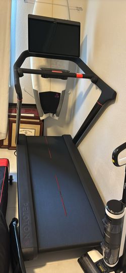 Peloton Tread 2023 Perfect Condition - Ol - Oldsmar, Florida