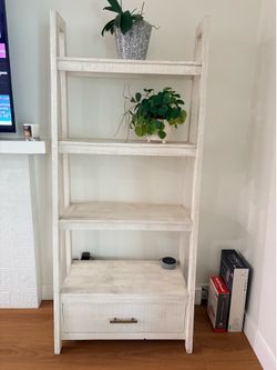 Bookcase w/ 4 shelves and drawer