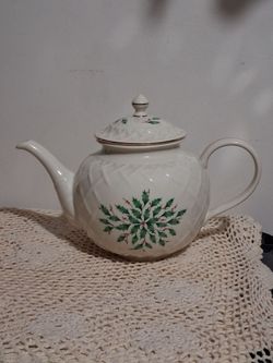 Lenox Holiday coffee pot