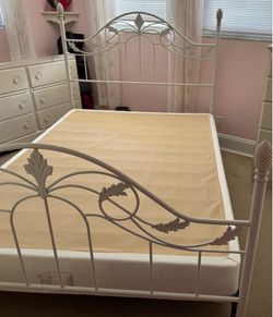 Queen Head Board / Foot Board / Boxsprings White