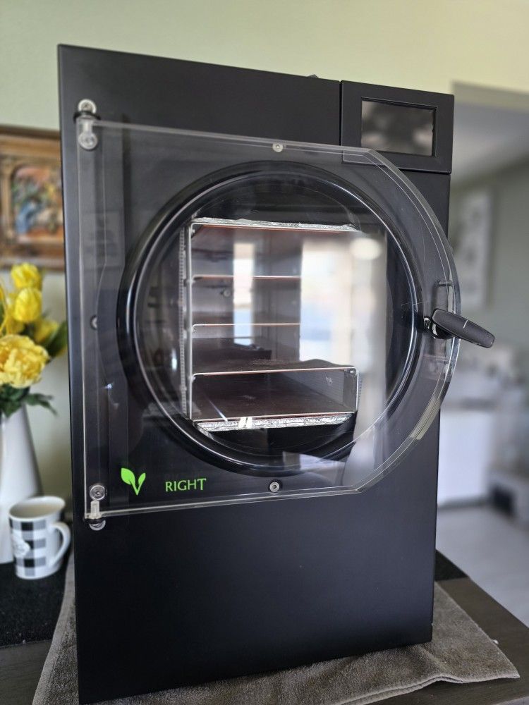 Selling my 4 tray medium harvest right freeze dryer! Works perfectly