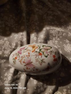 1979 vintage porcelain egg w/22k gold tr is a