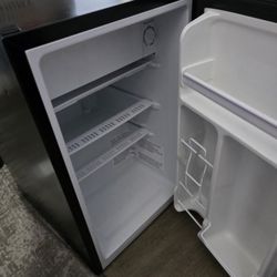 MINI FRIDGE/FREEZER Hisense 3.3 cubic foot miniature fridge and freezer.