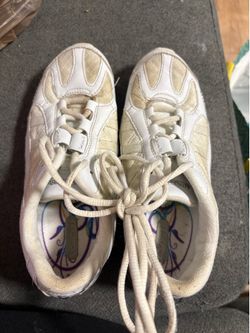 Girls cheer shoes sized 4