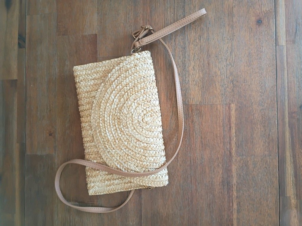 Like New Oweisong Women's Beige Natural Straw Crossbody Clutch Envelope Purse