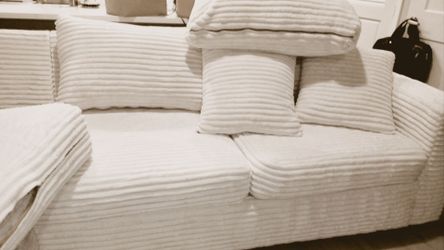Available until it says sold!  Chase living room set 987 in Long machine washable cushion covers great for large family more info and description belo