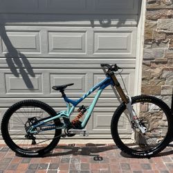 Commencal Supreme DH V4 - Medium Frame