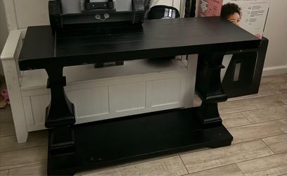 BLACK TABLE