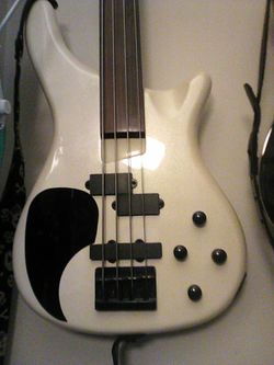 Pro Fretless Bass Pearl While. Brand Name 200