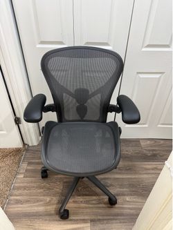 Herman Miller Aeron ( SIZE B )  REMASTER . FULLY LOADED !!