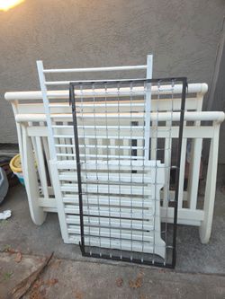 White Wood Baby Crib with Spring Mattress Support