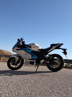 2025 Yamaha YZF-R3 - Only 700 Miles - Lunar White/ Nebula Blue