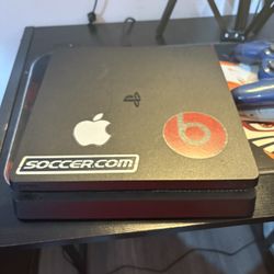 PLAYSTATION 4 SLIM 