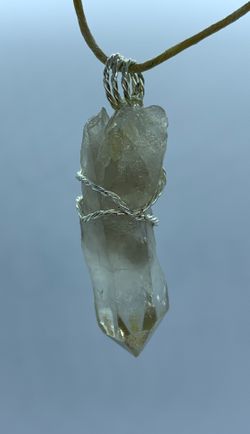 Smokey quartz pendant Smokey Quartz disperses fear, lifts depression and negativity. It brings emotional calmness, relieving stress and anxiety. Come