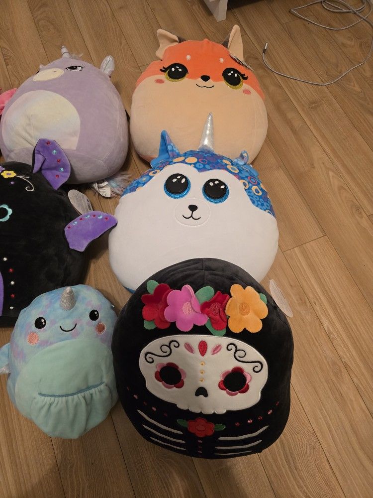 Squish Mellows And Other Stuffed Animals 