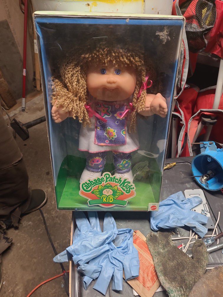 Cabbage Patch Lizzie Doll With Authentication Paper