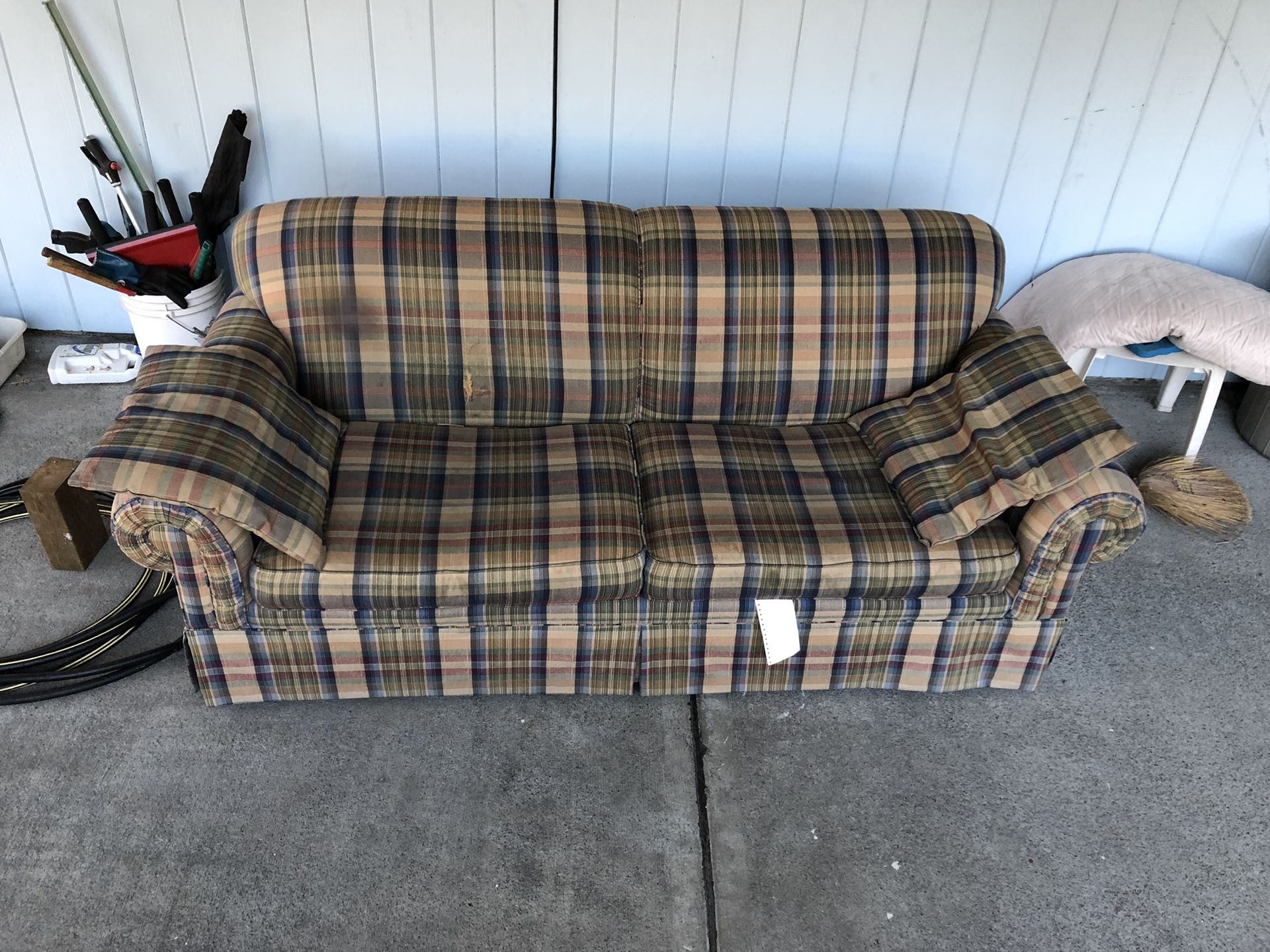 Free Couch and it’s in pretty good shape
