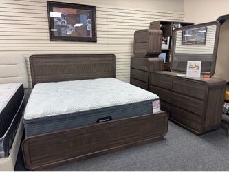 Queen/King Bedroom Set. 🚚WE DELIVER🚚