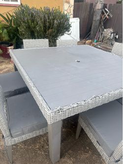 Outdoor table w/ chairs