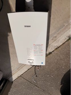 Bosch Tankless Water Heater – 17T Series (Good Condition)
