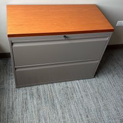 Metal Filing Cabinet Like New With Keys 