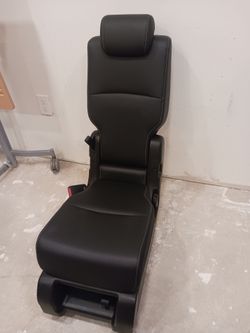 Honda Odyssey - middle row middle seat