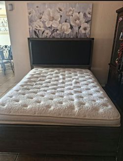 Bedroom set with full mattress