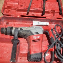 MILWAUKEE SDS-MAX ⁹/16 JACK HAMMER AND ROTORY HAMMER WITH BITS